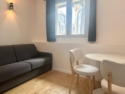 Coin salon dans l'établissement Stylish Loft Studio in Central Paris in Clery 4