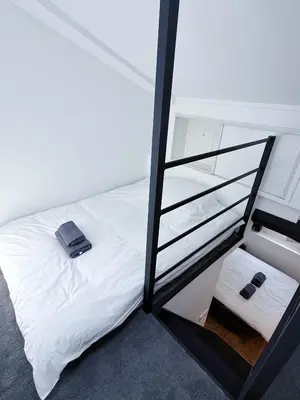 Un ou plusieurs lits dans un hébergement de l'établissement Stylish Loft Studio in Central Paris in Clery 4