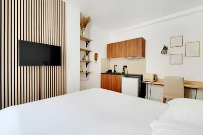 Cuisine ou kitchenette dans l'établissement Studio-Suite 4 stars, 15m from Eiffel, Refined