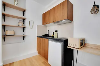 Cuisine ou kitchenette dans l'établissement Studio-Suite 4 stars, 15m from Eiffel, Refined