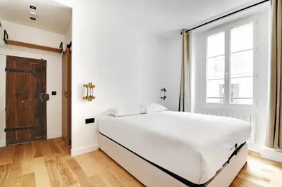 Un ou plusieurs lits dans un hébergement de l'établissement Studio-Suite 4 stars, 15m from Eiffel, Refined