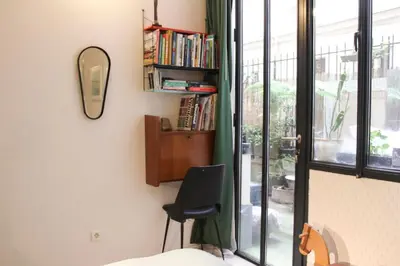 Bibliothèque dans l'appartement