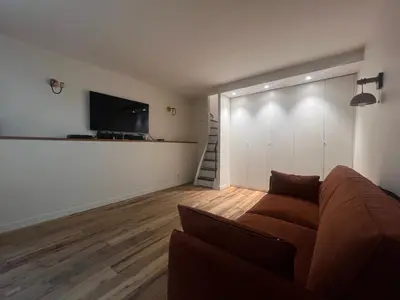 Télévision ou salle de divertissement dans l'établissement Paris Tour Eiffel