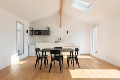Cuisine ou kitchenette dans l'établissement Paris Studio with view of Montmartre