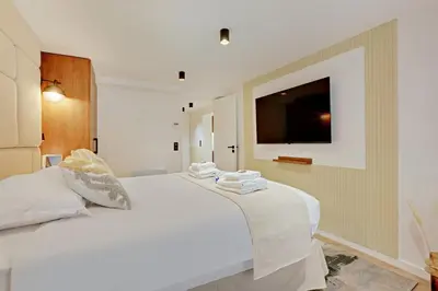 Un ou plusieurs lits dans un hébergement de l'établissement HAYSTIA Elegant Apartment Near Opera