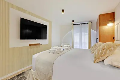 Un ou plusieurs lits dans un hébergement de l'établissement HAYSTIA Elegant Apartment Near Opera