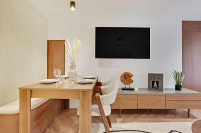 Télévision ou salle de divertissement dans l'établissement HAYSTIA Elegant Apartment Near Opera