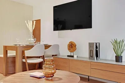 Télévision ou salle de divertissement dans l'établissement HAYSTIA Elegant Apartment Near Opera