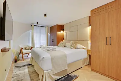 Un ou plusieurs lits dans un hébergement de l'établissement HAYSTIA Elegant Apartment Near Opera