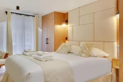 Un ou plusieurs lits dans un hébergement de l'établissement HAYSTIA Elegant Apartment Near Opera