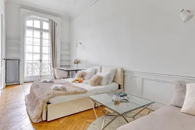 Coin salon dans l'établissement L'Ecrin Wagram Suite