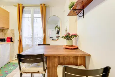 Cuisine ou kitchenette dans l'établissement Petit studio cosy quartier branché entre Bastille et Nation