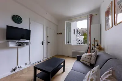 Télévision ou salle de divertissement dans l'établissement Romantic 3 Stars - Studio suite by Canal Saint-Martin