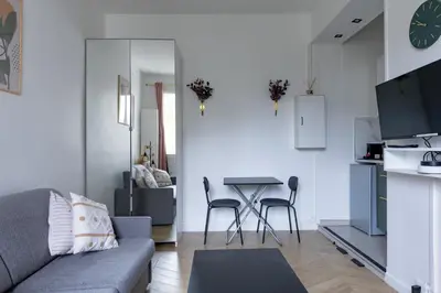 Télévision ou salle de divertissement dans l'établissement Romantic 3 Stars - Studio suite by Canal Saint-Martin