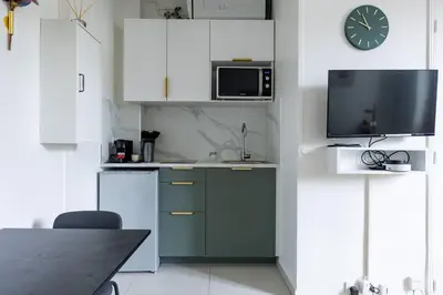 Cuisine ou kitchenette dans l'établissement Romantic 3 Stars - Studio suite by Canal Saint-Martin