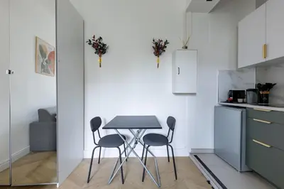 Cuisine ou kitchenette dans l'établissement Romantic 3 Stars - Studio suite by Canal Saint-Martin