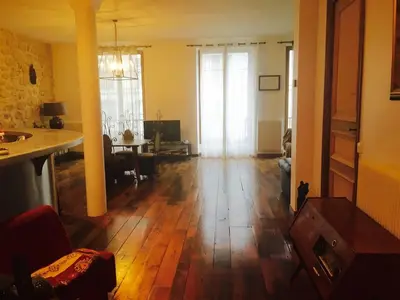 Télévision ou salle de divertissement dans l'établissement superbe 2 pièces au centre de paris