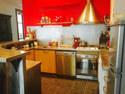 Cuisine ou kitchenette dans l'établissement superbe 2 pièces au centre de paris