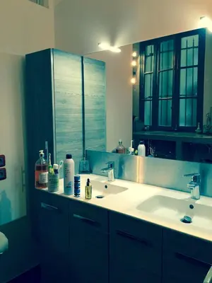 Salle de bains dans l'établissement superbe 2 pièces au centre de paris