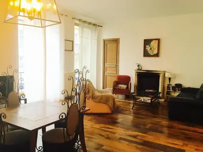 Coin salon dans l'établissement superbe 2 pièces au centre de paris
