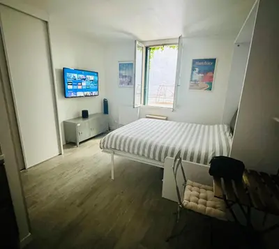 Télévision ou salle de divertissement dans l'établissement Studio with private terrace Neuilly sur Seine