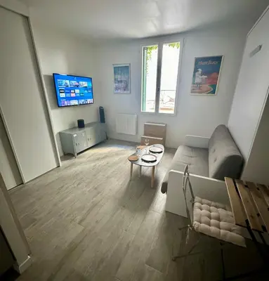 Télévision ou salle de divertissement dans l'établissement Studio with private terrace Neuilly sur Seine