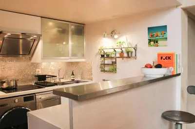 Cuisine ou kitchenette dans l'établissement Apartment with garden near Place de la Nation