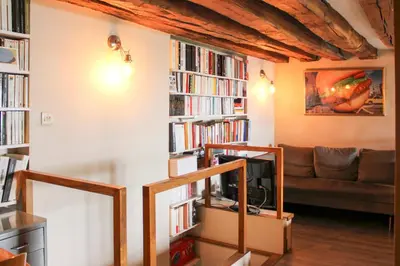 Bibliothèque dans l'appartement
