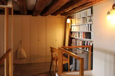 Bibliothèque dans l'appartement