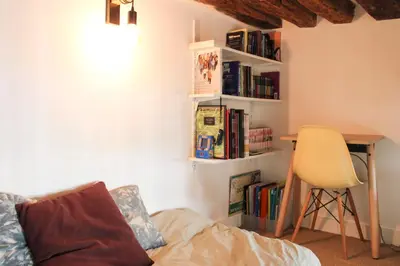 Bibliothèque dans l'appartement