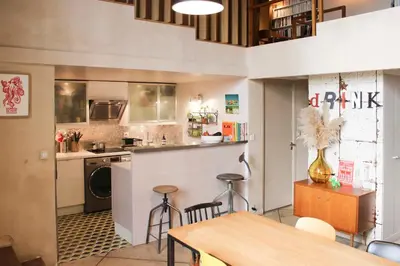 Cuisine ou kitchenette dans l'établissement Apartment with garden near Place de la Nation