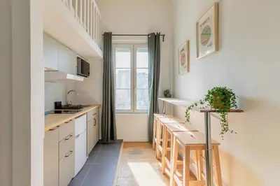 Cuisine ou kitchenette dans l'établissement Delicate studio bathed in sunlight