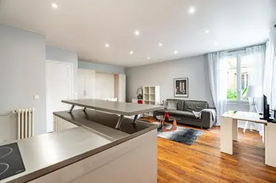 Cuisine ou kitchenette dans l'établissement Elegant studio Saint-Dominique