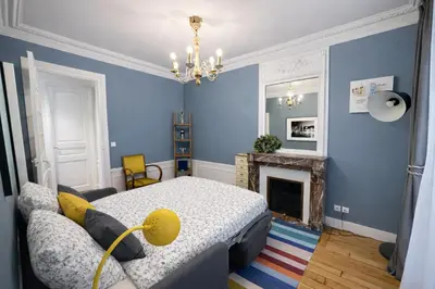 Télévision ou salle de divertissement dans l'établissement Cœur du Marais