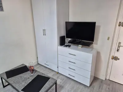 Télévision ou salle de divertissement dans l'établissement Studio très calme