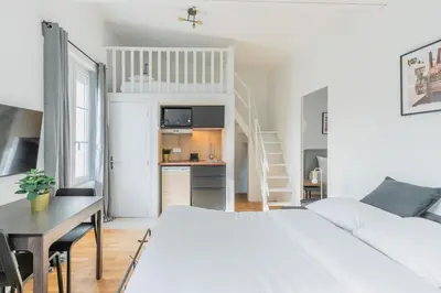 Cuisine ou kitchenette dans l'établissement Brand New - Exquisite and Sunny Parisian Loft