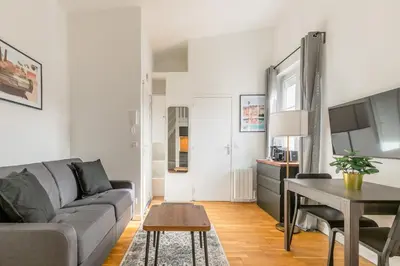 Télévision ou salle de divertissement dans l'établissement Brand New - Exquisite and Sunny Parisian Loft
