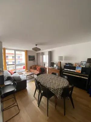 Coin salon dans l'établissement Spacious and Elegant 3 Bedrooms Apartment near Metro and Bois de Vincennes