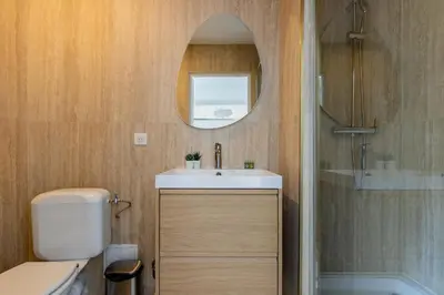 Salle de bains dans l'établissement Play ping pong in your magical garden in Paris