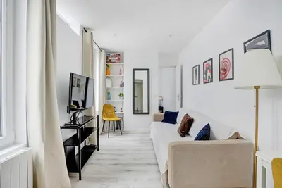 Télévision ou salle de divertissement dans l'établissement élégant deux pièces St-Germain-des-Prés
