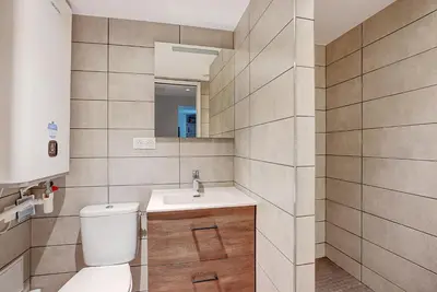 Salle de bains dans l'établissement élégant deux pièces St-Germain-des-Prés