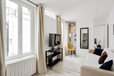 Télévision ou salle de divertissement dans l'établissement élégant deux pièces St-Germain-des-Prés
