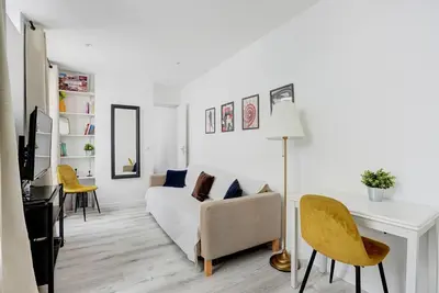 Télévision ou salle de divertissement dans l'établissement élégant deux pièces St-Germain-des-Prés