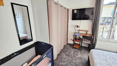 Télévision ou salle de divertissement dans l'établissement Charmant T2 Rénové, Calme & Lumineux, Paris 17e