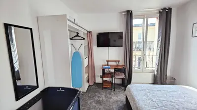 Télévision ou salle de divertissement dans l'établissement Charmant T2 Rénové, Calme & Lumineux, Paris 17e