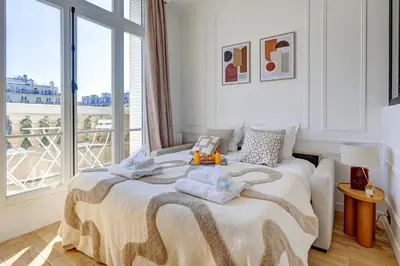 Un ou plusieurs lits dans un hébergement de l'établissement CIA - Luxurious Flat on Champs-Élysées