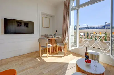Télévision ou salle de divertissement dans l'établissement CIA - Luxurious Flat on Champs-Élysées