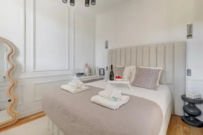 Un ou plusieurs lits dans un hébergement de l'établissement CIA - Luxurious Flat on Champs-Élysées