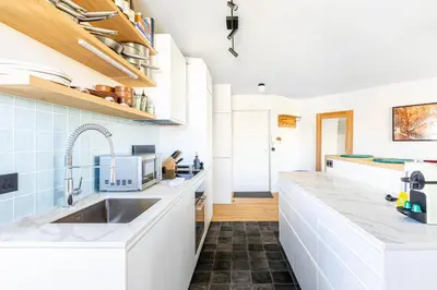 Cuisine ou kitchenette dans l'établissement GuestReady - Sunny Chic Retreat with Balcony