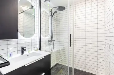 Salle de bains dans l'établissement GuestReady - Sunny Chic Retreat with Balcony